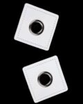 Priechodka s koženkovým štvorčekom na našitie, prievlak 8 mm biela-čierny nikel